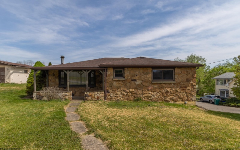 702 Lawman Avenue, Bridgeport, West Virginia 26330, 3 Bedrooms Bedrooms, 5 Rooms Rooms,2 BathroomsBathrooms,Single Family Detached,For Sale,Lawman,10164368