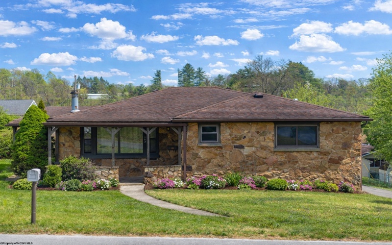 702 Lawman Avenue, Bridgeport, West Virginia 26330, 3 Bedrooms Bedrooms, 5 Rooms Rooms,2 BathroomsBathrooms,Single Family Detached,For Sale,Lawman,10164368