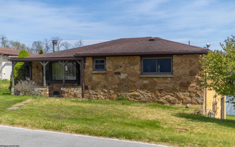 702 Lawman Avenue, Bridgeport, West Virginia 26330, 3 Bedrooms Bedrooms, 5 Rooms Rooms,2 BathroomsBathrooms,Single Family Detached,For Sale,Lawman,10164368
