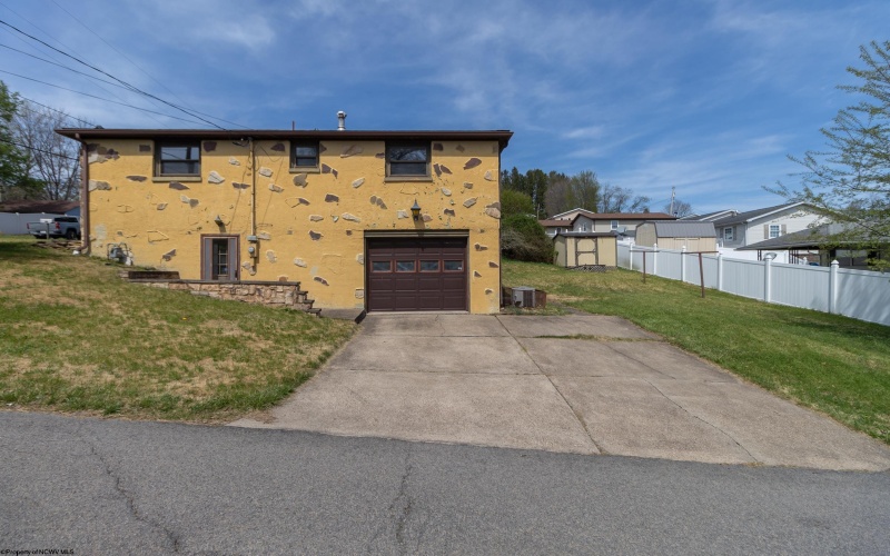 702 Lawman Avenue, Bridgeport, West Virginia 26330, 3 Bedrooms Bedrooms, 5 Rooms Rooms,2 BathroomsBathrooms,Single Family Detached,For Sale,Lawman,10164368