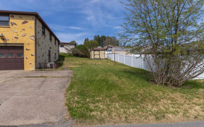 702 Lawman Avenue, Bridgeport, West Virginia 26330, 3 Bedrooms Bedrooms, 5 Rooms Rooms,2 BathroomsBathrooms,Single Family Detached,For Sale,Lawman,10164368