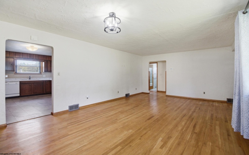 702 Lawman Avenue, Bridgeport, West Virginia 26330, 3 Bedrooms Bedrooms, 5 Rooms Rooms,2 BathroomsBathrooms,Single Family Detached,For Sale,Lawman,10164368