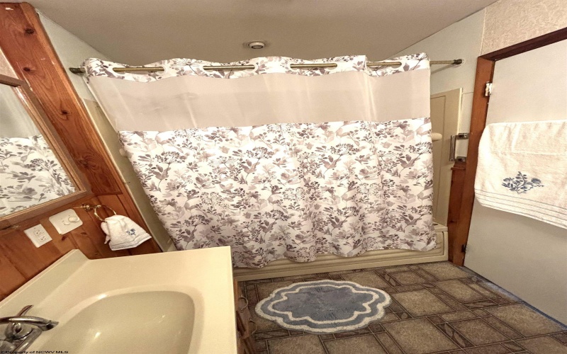 1009 Chestnut Ridge Road, Morgantown, West Virginia 26505, 3 Bedrooms Bedrooms, 8 Rooms Rooms,1 BathroomBathrooms,Single Family Detached,For Sale,Chestnut Ridge,10164396