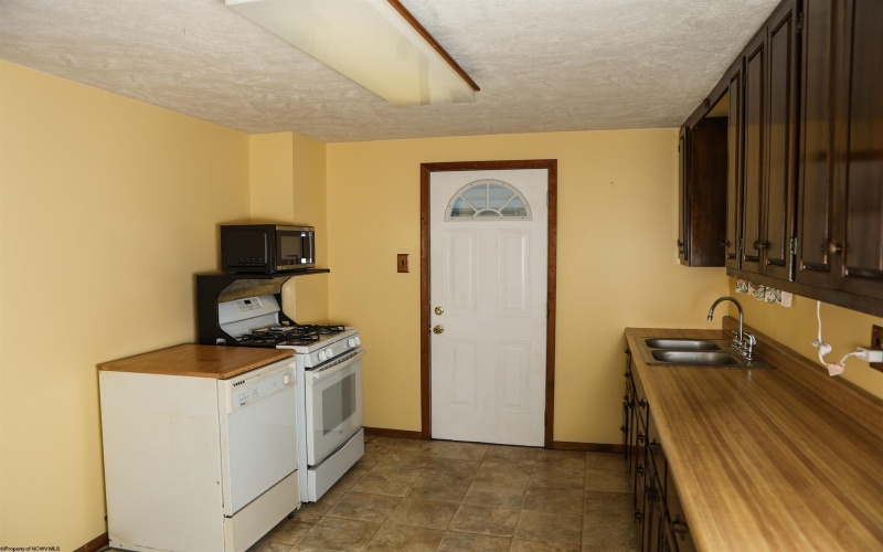 1543 Fairmont Avenue, Clarksburg, West Virginia 26301, 3 Bedrooms Bedrooms, 7 Rooms Rooms,2 BathroomsBathrooms,Single Family Detached,For Sale,Fairmont,10164406