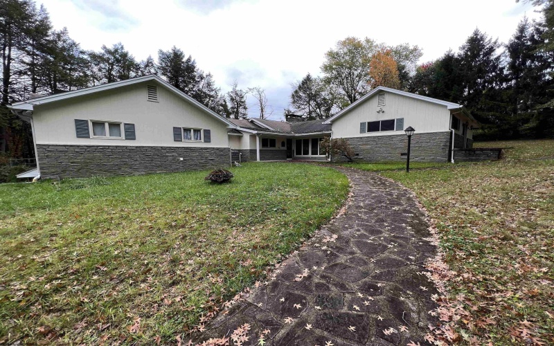 3329 Collins Ferry Road, Morgantown, West Virginia 26505, 4 Bedrooms Bedrooms, 11 Rooms Rooms,4 BathroomsBathrooms,Residential Rentals,For Rent,Collins Ferry,10164417