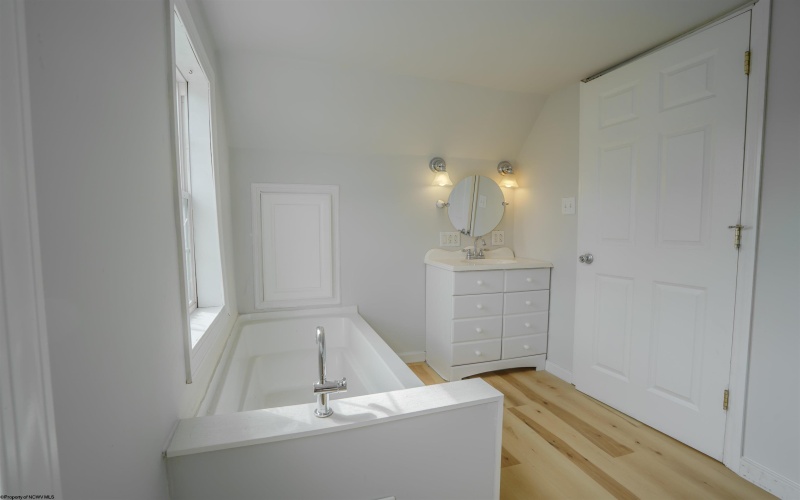 1615 Mary Lou Retton Drive, Fairmont, West Virginia 26554, 3 Bedrooms Bedrooms, 8 Rooms Rooms,2 BathroomsBathrooms,Single Family Detached,For Sale,Mary Lou Retton,10164411