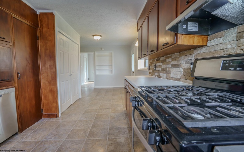 1615 Mary Lou Retton Drive, Fairmont, West Virginia 26554, 3 Bedrooms Bedrooms, 8 Rooms Rooms,2 BathroomsBathrooms,Single Family Detached,For Sale,Mary Lou Retton,10164411