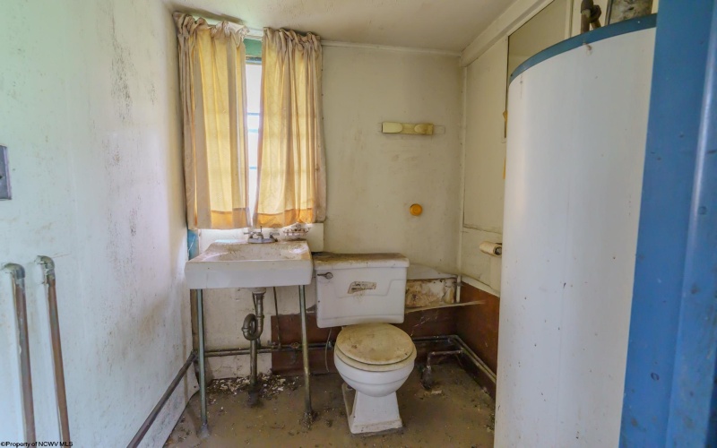 1058 Indiana Avenue, Fairmont, West Virginia 26554, 3 Bedrooms Bedrooms, 6 Rooms Rooms,1 BathroomBathrooms,Single Family Detached,For Sale,Indiana,10164412