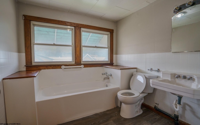 1058 Indiana Avenue, Fairmont, West Virginia 26554, 3 Bedrooms Bedrooms, 6 Rooms Rooms,1 BathroomBathrooms,Single Family Detached,For Sale,Indiana,10164412