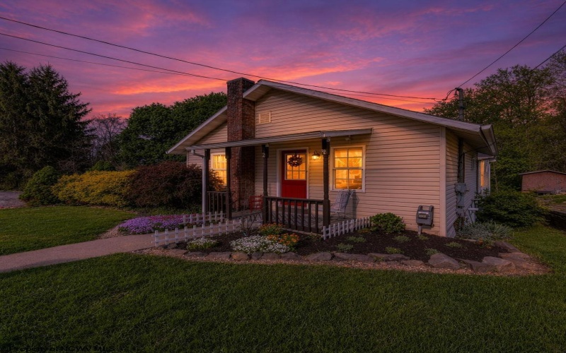 122 Center Street, Kingwood, West Virginia 26537, 3 Bedrooms Bedrooms, 8 Rooms Rooms,3 BathroomsBathrooms,Single Family Detached,For Sale,Center,10164415
