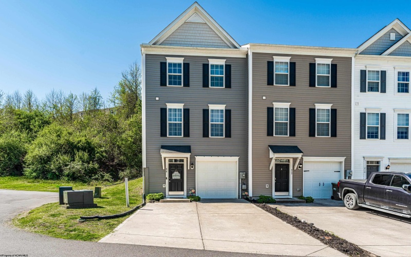 218 Queensbury Court, White Hall, West Virginia 26544, 3 Bedrooms Bedrooms, 6 Rooms Rooms,2 BathroomsBathrooms,Single Family Attached,For Sale,Queensbury,10164448