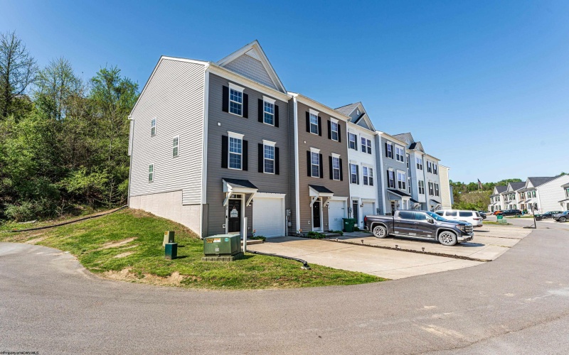 218 Queensbury Court, White Hall, West Virginia 26544, 3 Bedrooms Bedrooms, 6 Rooms Rooms,2 BathroomsBathrooms,Single Family Attached,For Sale,Queensbury,10164448