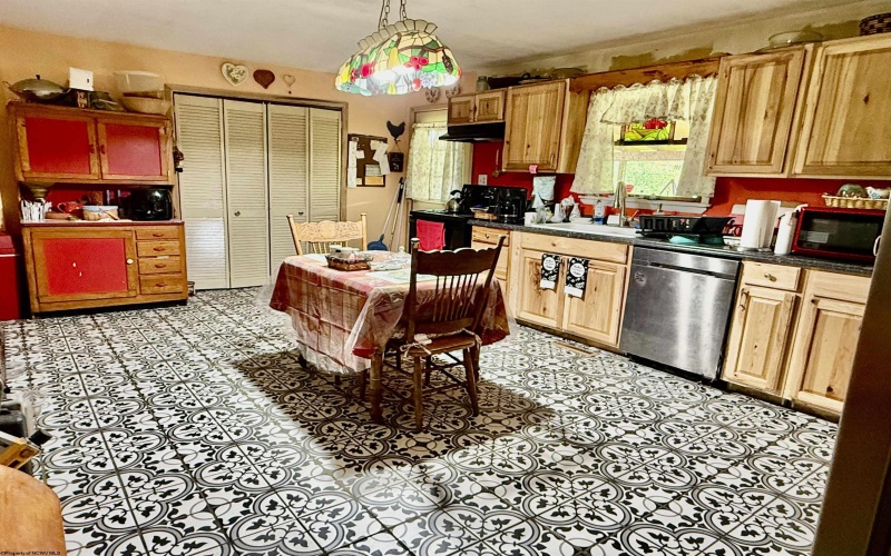 8613 Georgetown Road, Roanoke, West Virginia 26447, 5 Bedrooms Bedrooms, 9 Rooms Rooms,3 BathroomsBathrooms,Single Family Detached,For Sale,Georgetown,10164465