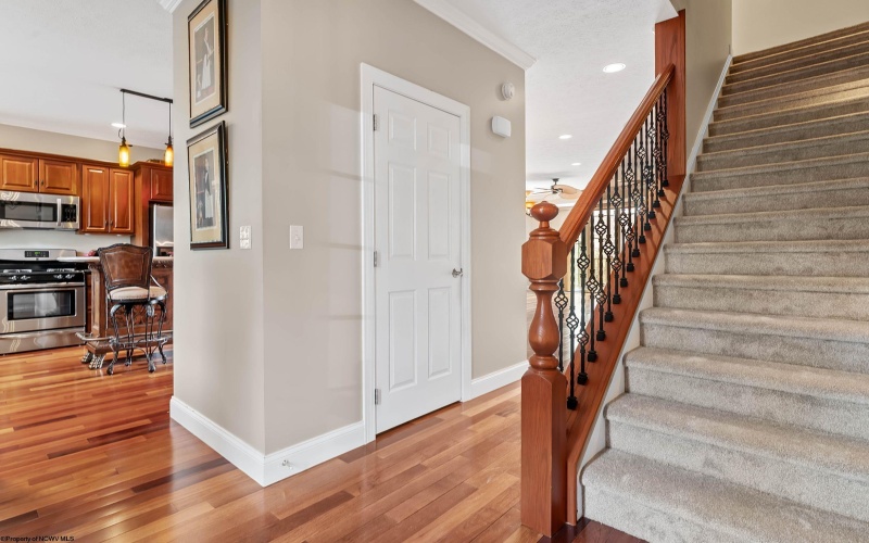 33 Waterside Drive, Morgantown, West Virginia 26508, 3 Bedrooms Bedrooms, 6 Rooms Rooms,2 BathroomsBathrooms,Single Family Attached,For Sale,Waterside,10164495