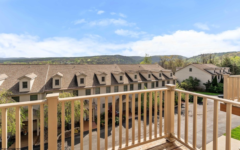 33 Waterside Drive, Morgantown, West Virginia 26508, 3 Bedrooms Bedrooms, 6 Rooms Rooms,2 BathroomsBathrooms,Single Family Attached,For Sale,Waterside,10164495