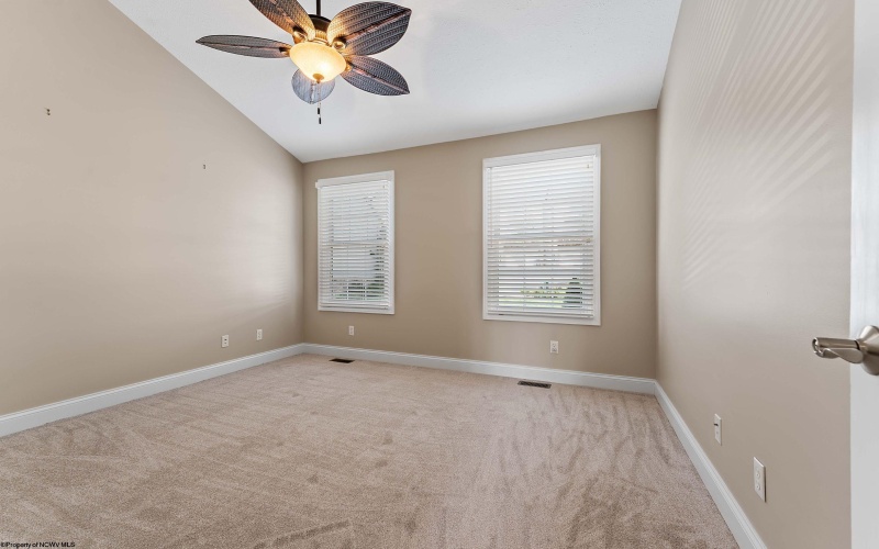 33 Waterside Drive, Morgantown, West Virginia 26508, 3 Bedrooms Bedrooms, 6 Rooms Rooms,2 BathroomsBathrooms,Single Family Attached,For Sale,Waterside,10164495