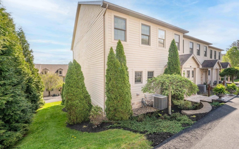 33 Waterside Drive, Morgantown, West Virginia 26508, 3 Bedrooms Bedrooms, 6 Rooms Rooms,2 BathroomsBathrooms,Single Family Attached,For Sale,Waterside,10164495