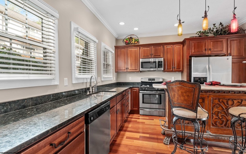 33 Waterside Drive, Morgantown, West Virginia 26508, 3 Bedrooms Bedrooms, 6 Rooms Rooms,2 BathroomsBathrooms,Single Family Attached,For Sale,Waterside,10164495