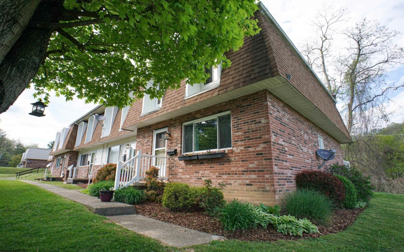 93 Pinewood Road, Clarksburg, West Virginia 26301, 3 Bedrooms Bedrooms, 6 Rooms Rooms,1 BathroomBathrooms,Single Family Attached,For Sale,Pinewood,10164479