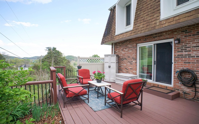 93 Pinewood Road, Clarksburg, West Virginia 26301, 3 Bedrooms Bedrooms, 6 Rooms Rooms,1 BathroomBathrooms,Single Family Attached,For Sale,Pinewood,10164479