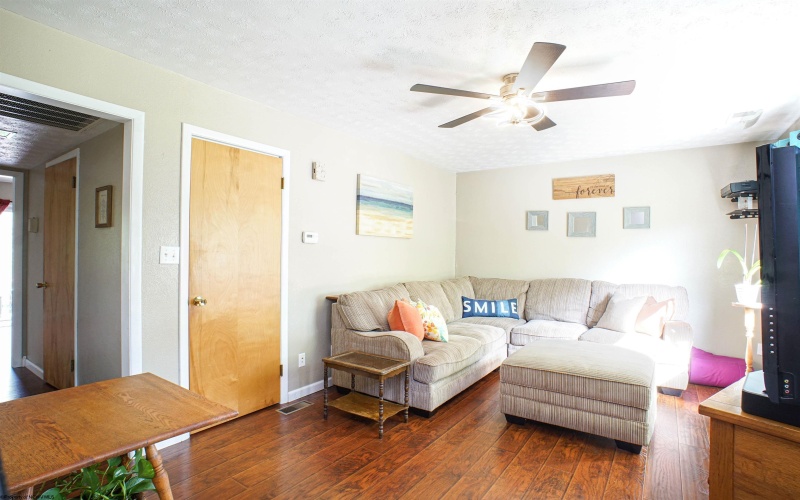 93 Pinewood Road, Clarksburg, West Virginia 26301, 3 Bedrooms Bedrooms, 6 Rooms Rooms,1 BathroomBathrooms,Single Family Attached,For Sale,Pinewood,10164479