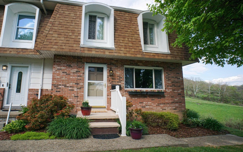 93 Pinewood Road, Clarksburg, West Virginia 26301, 3 Bedrooms Bedrooms, 6 Rooms Rooms,1 BathroomBathrooms,Single Family Attached,For Sale,Pinewood,10164479