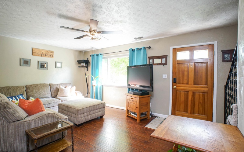 93 Pinewood Road, Clarksburg, West Virginia 26301, 3 Bedrooms Bedrooms, 6 Rooms Rooms,1 BathroomBathrooms,Single Family Attached,For Sale,Pinewood,10164479