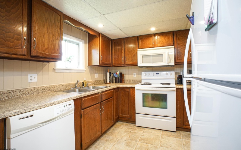 93 Pinewood Road, Clarksburg, West Virginia 26301, 3 Bedrooms Bedrooms, 6 Rooms Rooms,1 BathroomBathrooms,Single Family Attached,For Sale,Pinewood,10164479