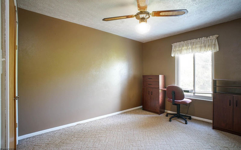 93 Pinewood Road, Clarksburg, West Virginia 26301, 3 Bedrooms Bedrooms, 6 Rooms Rooms,1 BathroomBathrooms,Single Family Attached,For Sale,Pinewood,10164479