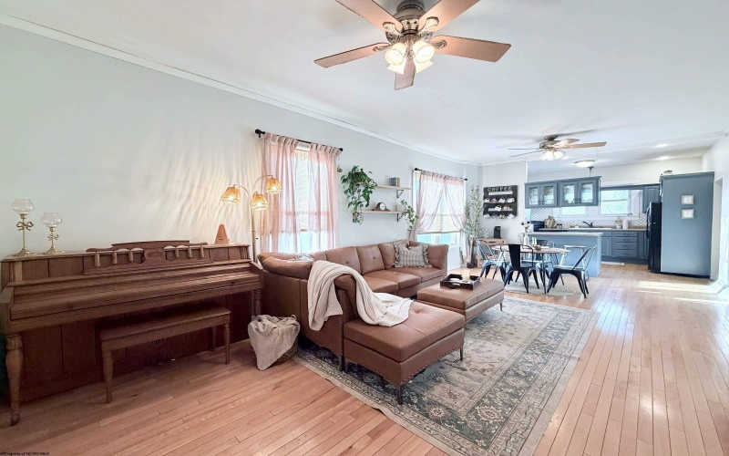 410 Haymond Highway, Clarksburg, West Virginia 26301-3864, 3 Bedrooms Bedrooms, 7 Rooms Rooms,2 BathroomsBathrooms,Single Family Detached,For Sale,Haymond,10164496