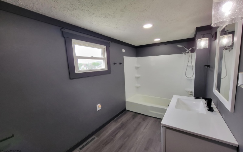 410 Haymond Highway, Clarksburg, West Virginia 26301-3864, 3 Bedrooms Bedrooms, 7 Rooms Rooms,2 BathroomsBathrooms,Single Family Detached,For Sale,Haymond,10164496