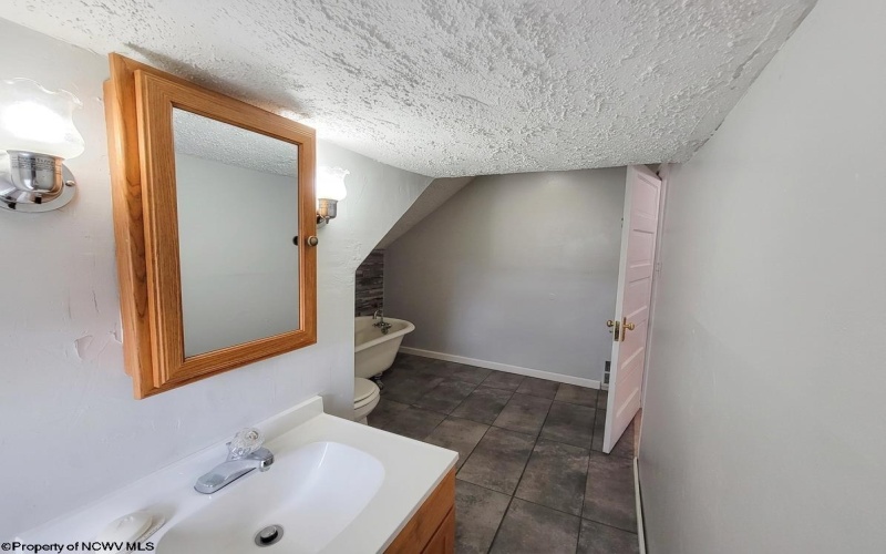 410 Haymond Highway, Clarksburg, West Virginia 26301-3864, 3 Bedrooms Bedrooms, 7 Rooms Rooms,2 BathroomsBathrooms,Single Family Detached,For Sale,Haymond,10164496