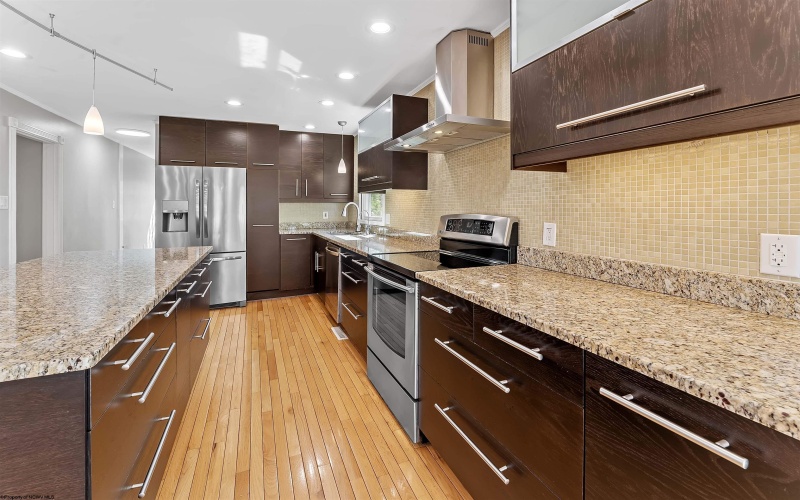 752 Northwest Drive, Morgantown, West Virginia 26505, 3 Bedrooms Bedrooms, 11 Rooms Rooms,3 BathroomsBathrooms,Single Family Detached,For Sale,Northwest,10164488