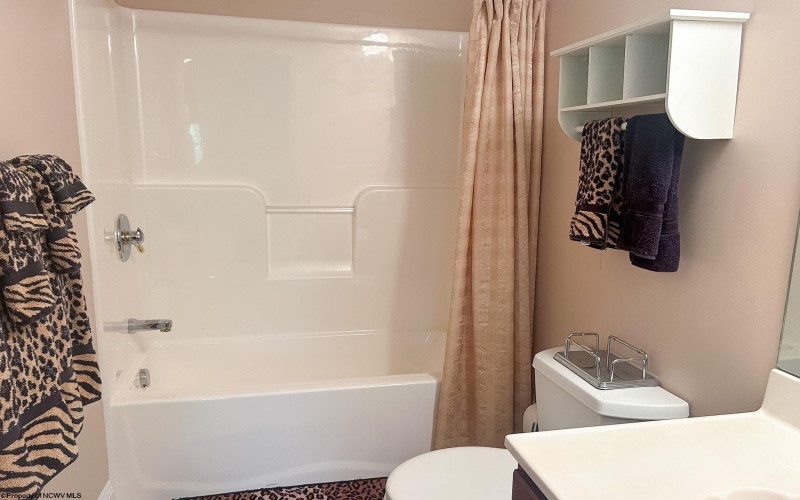 12 Oak Ridge Drive, Morgantown, West Virginia 26508, 3 Bedrooms Bedrooms, 5 Rooms Rooms,3 BathroomsBathrooms,Single Family Attached,For Sale,Oak Ridge,10164523