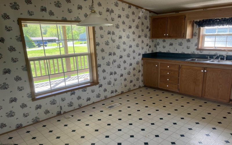 102 Brookview Drive, Weston, West Virginia 26452, 2 Bedrooms Bedrooms, 6 Rooms Rooms,2 BathroomsBathrooms,Single Family Detached,For Sale,Brookview,10164509