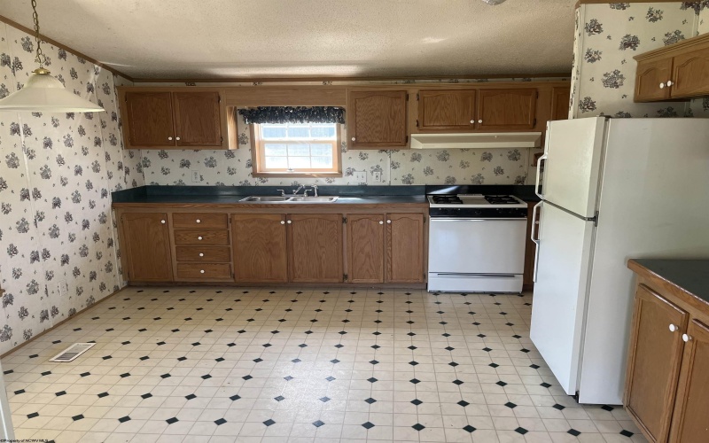 102 Brookview Drive, Weston, West Virginia 26452, 2 Bedrooms Bedrooms, 6 Rooms Rooms,2 BathroomsBathrooms,Single Family Detached,For Sale,Brookview,10164509