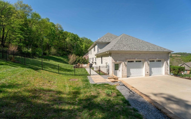 211 Meredith Street, Morgantown, West Virginia 26508, 4 Bedrooms Bedrooms, 9 Rooms Rooms,4 BathroomsBathrooms,Single Family Detached,For Sale,Meredith,10164517