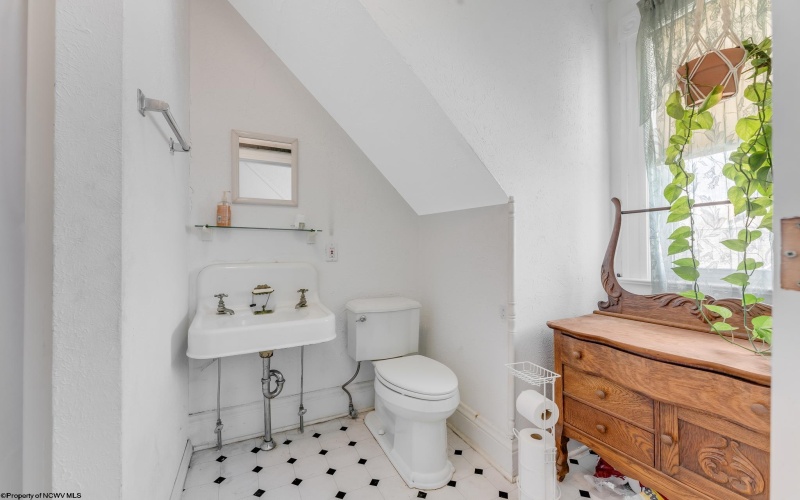 709 Benoni Avenue, Fairmont, West Virginia 26554, 5 Bedrooms Bedrooms, 10 Rooms Rooms,4 BathroomsBathrooms,Single Family Detached,For Sale,Benoni,10164494