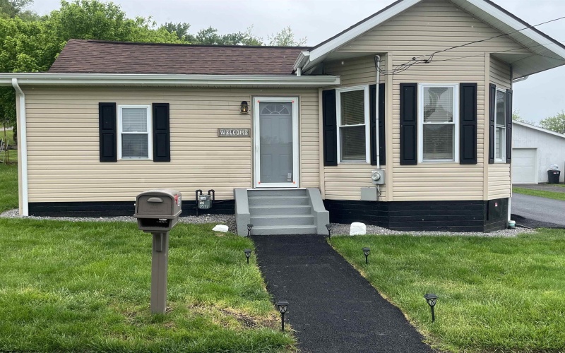 62 Oak Street, Weston, West Virginia 26452, 3 Bedrooms Bedrooms, 8 Rooms Rooms,1 BathroomBathrooms,Single Family Detached,For Sale,Oak,10164538