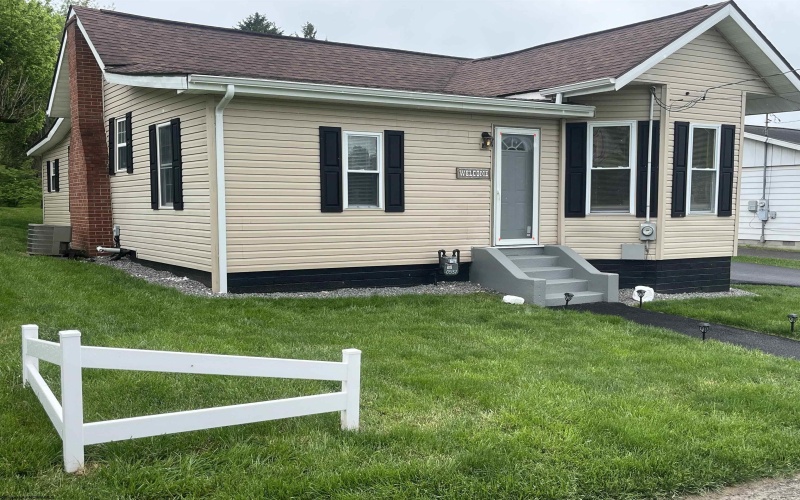 62 Oak Street, Weston, West Virginia 26452, 3 Bedrooms Bedrooms, 8 Rooms Rooms,1 BathroomBathrooms,Single Family Detached,For Sale,Oak,10164538