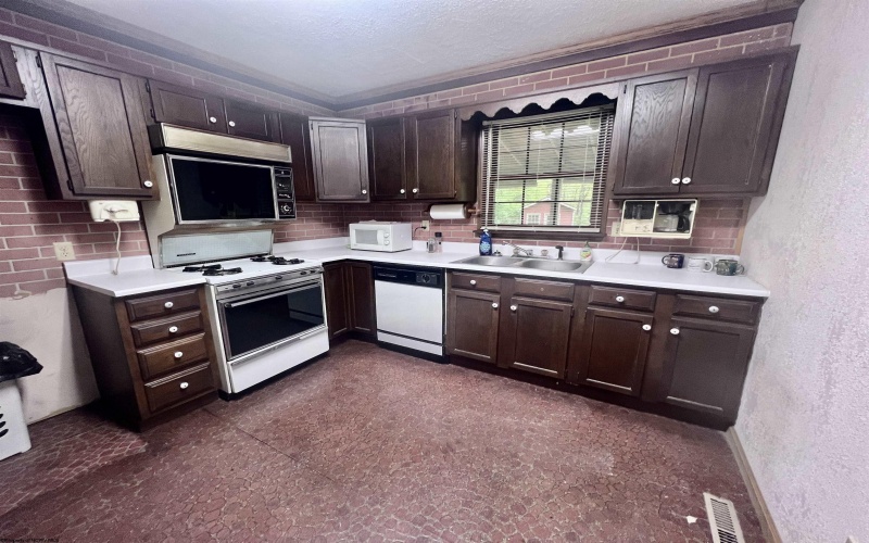 330 Beverly Pike, Elkins, West Virginia 26241, 4 Bedrooms Bedrooms, 9 Rooms Rooms,1 BathroomBathrooms,Single Family Detached,For Sale,Beverly,10164536