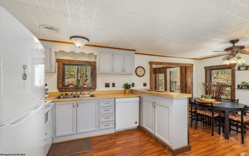395 Woodbine Drive, Terra Alta, West Virginia 26764, 2 Bedrooms Bedrooms, 6 Rooms Rooms,1 BathroomBathrooms,Single Family Detached,For Sale,Woodbine,10164537