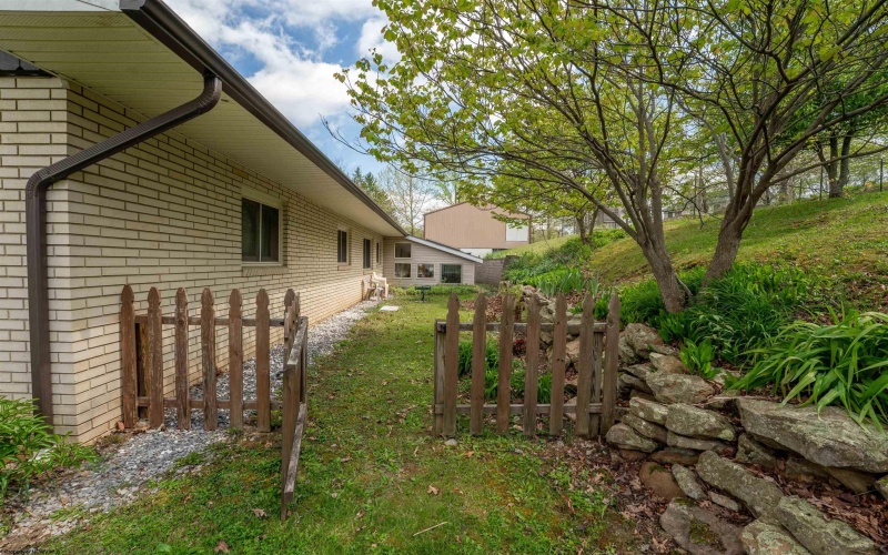 822 Kingwood Pike, Morgantown, West Virginia 26508, 3 Bedrooms Bedrooms, 6 Rooms Rooms,2 BathroomsBathrooms,Single Family Detached,For Sale,Kingwood,10164546