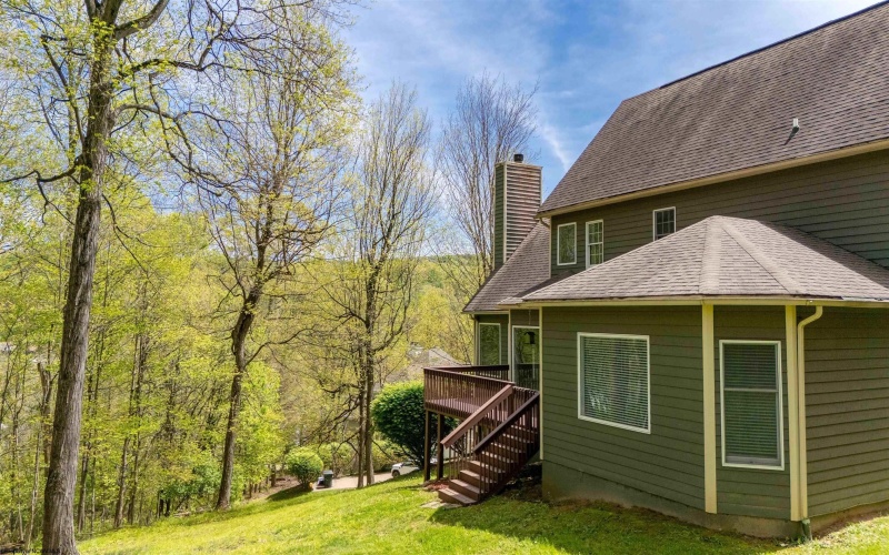 1020 Deerwood Drive, Morgantown, West Virginia 26508, 4 Bedrooms Bedrooms, 10 Rooms Rooms,3 BathroomsBathrooms,Single Family Detached,For Sale,Deerwood,10164554