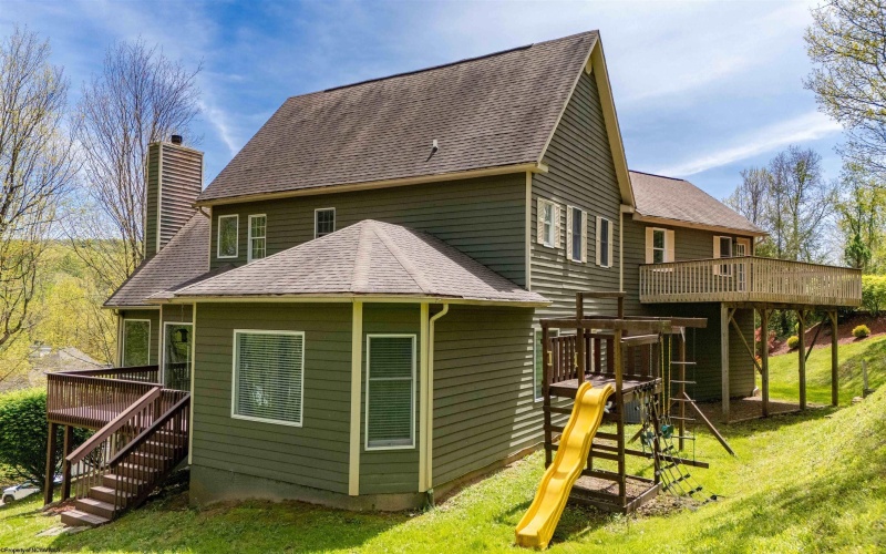 1020 Deerwood Drive, Morgantown, West Virginia 26508, 4 Bedrooms Bedrooms, 10 Rooms Rooms,3 BathroomsBathrooms,Single Family Detached,For Sale,Deerwood,10164554