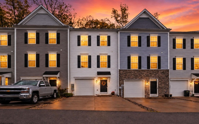 505 Turquoise Lane, Morgantown, West Virginia 26508, 3 Bedrooms Bedrooms, 6 Rooms Rooms,2 BathroomsBathrooms,Single Family Attached,For Sale,Turquoise,10164581