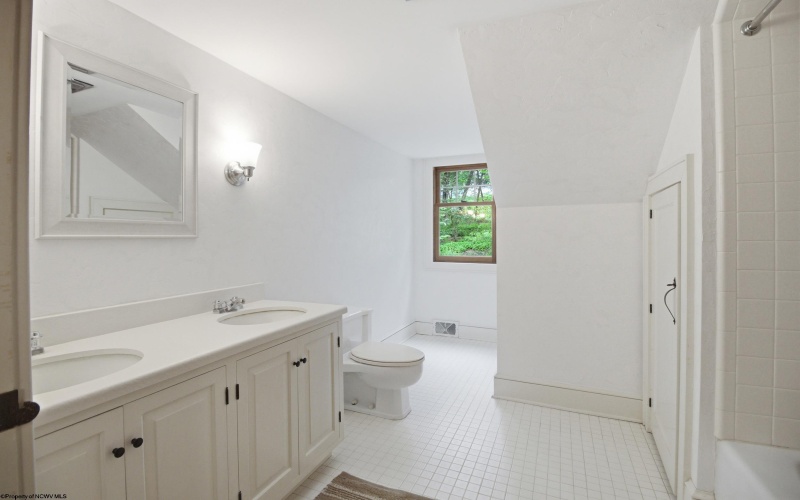 1570 Country Club Road, Clarksburg, West Virginia 26301, 4 Bedrooms Bedrooms, 8 Rooms Rooms,2 BathroomsBathrooms,Single Family Detached,For Sale,Country Club,10164568