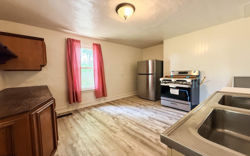129 Thorn Street, Clarksburg, West Virginia 26301, 2 Bedrooms Bedrooms, 4 Rooms Rooms,1 BathroomBathrooms,Single Family Detached,For Sale,Thorn,10164576