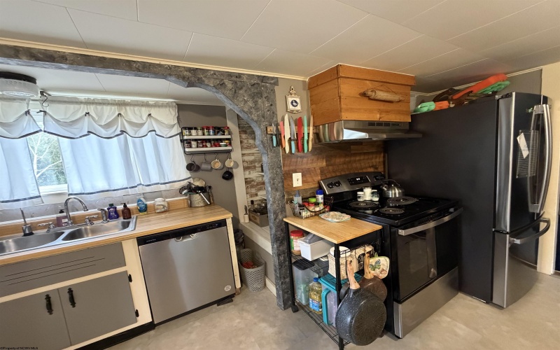 1300 Goff Avenue, Clarksburg, West Virginia 26301-1912, 3 Bedrooms Bedrooms, 6 Rooms Rooms,1 BathroomBathrooms,Single Family Detached,For Sale,Goff,10164633