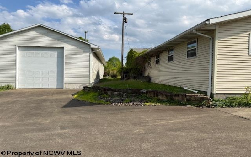 15 Pine Ridge Lane, Fairmont, West Virginia 26554, 1 Bedroom Bedrooms, 5 Rooms Rooms,3 BathroomsBathrooms,Single Family Detached,For Sale,Pine Ridge,10164655